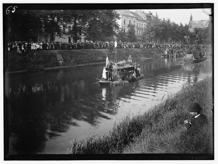 Versierde-boten-in-een-waterstoet-Gent-1903