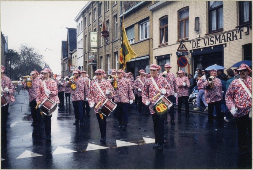 Harmonie-Sint-Cecilia-in-carnavalsoptocht-Poperinge-1990