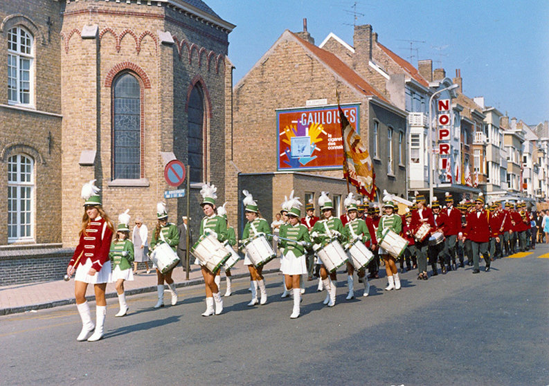 Muziekmaatschappij-Sint-Cecilia-Zingem-tijdens-marsconcert-De-Panne-ca-1967-1969