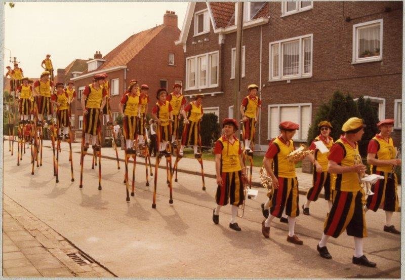 Steltenlopers-tijdens-Zwijntjesstoet-Zwijnaarde-1983