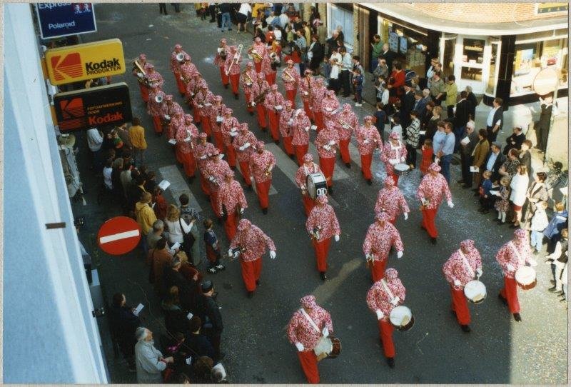 Harmonie-Sint-Cecilia-in-carnavalstoet-Poperinge-1997