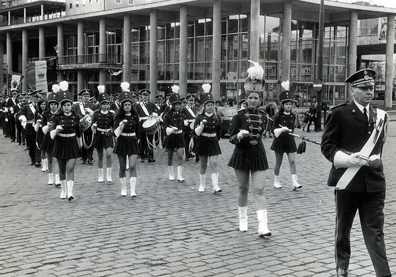Majorettes-bij-Postharmonie-in-nieuw-uniform-Gent-1970