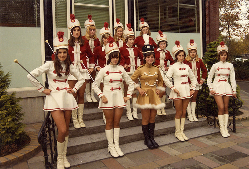 Majorettes-van-Koninklijke-Dorps-Fanfare-Bavikhove-1975