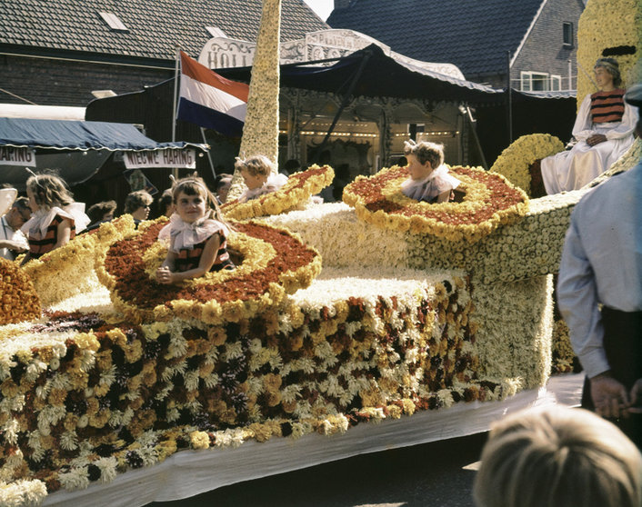 Kinderen-op-praalwagen-tijdens-bloemencorso