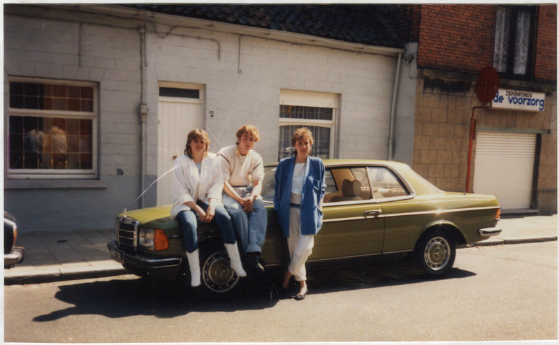 Drie-tieners-bij-auto-ca-1985
