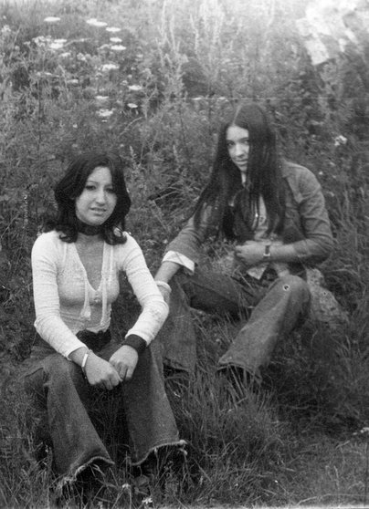 Twee-vrouwen-in-het-gras-Ledeberg-1977