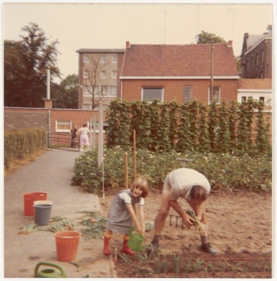 Vader-en-dochter-in-moestuin-Herk-de-Stad-jaren-1980