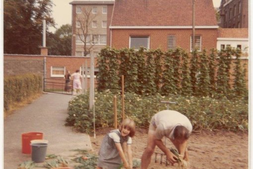 Vader-en-dochter-in-moestuin-Herk-de-Stad-jaren-1980