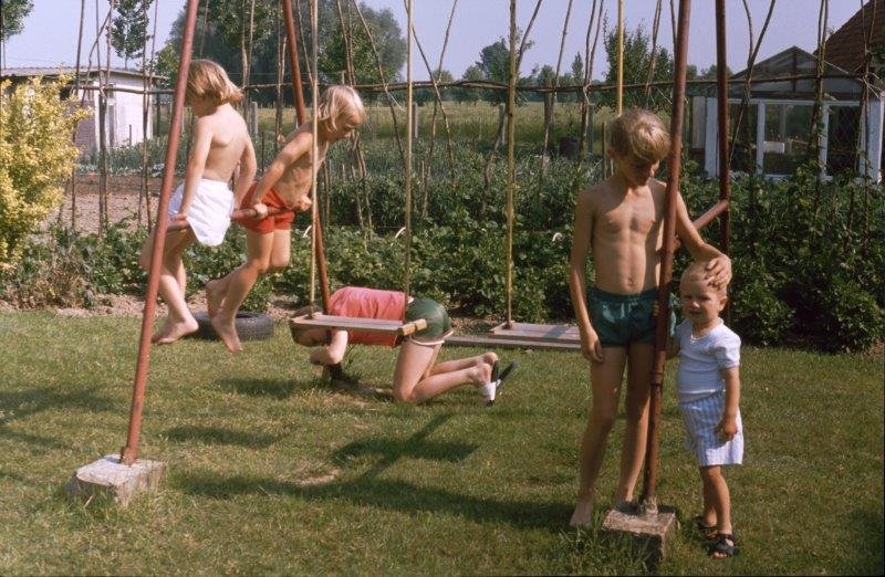 Kinderen-spelen-op-en-bij-schommel-in-tuin-1989