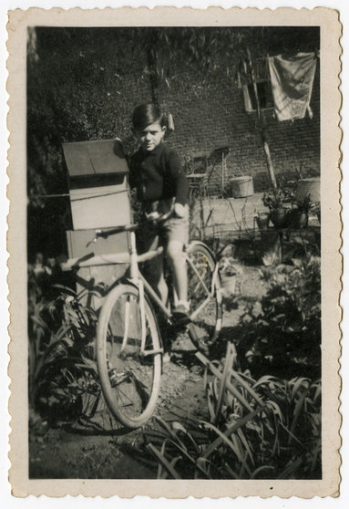 Jongen-op-fiets-bij-de-moestuin-jaren-1940