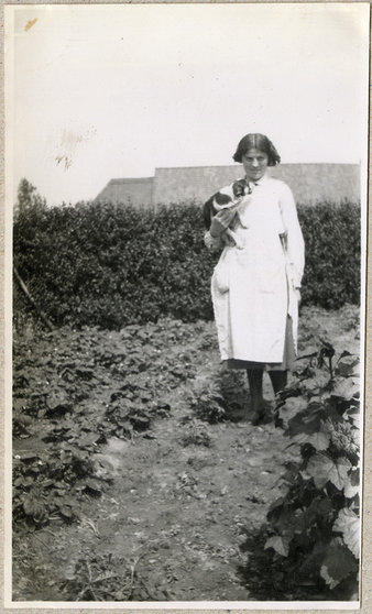Vrouw-met-hond-bij-moestuin-ca-1930