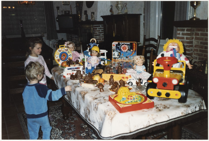 Kinderen-bekijken-hun-sinterklaasgeschenken-Drongen-ca-1990-1991