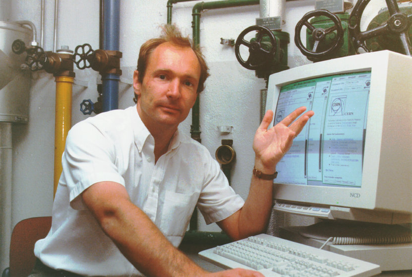 Tim-berners-Lee-aan-een-computer-CERN