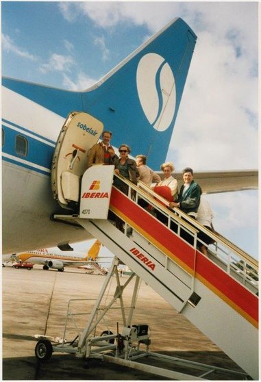 Toeristen-vertrekken-op-reis-met-het-vliegtuig-1998