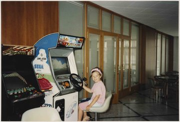 Meisje-op-vakantie-bij-arcadespel-van-Sega-Spanje-jaren-1990