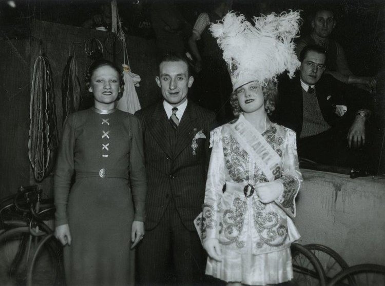 Miss-Carnaval-bezoekt-de-Zesdaagse-van-Antwerpen-jaren-1930