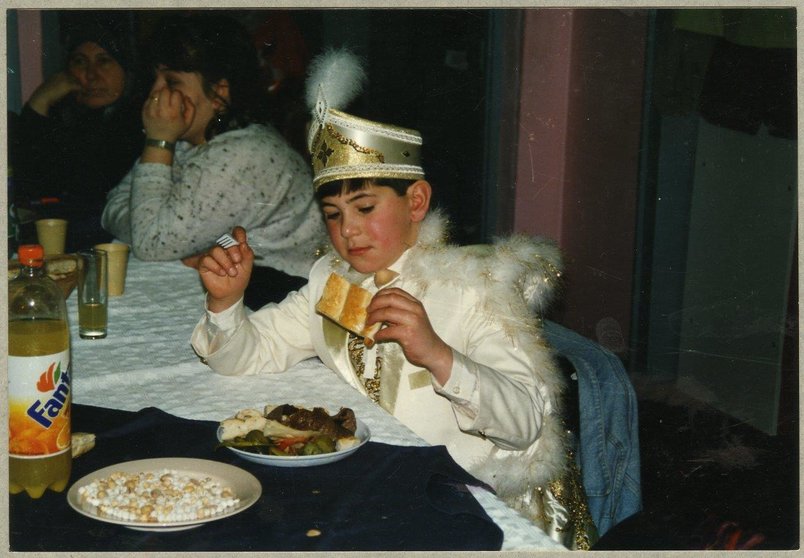 Jongen-op-zijn-besnijdenisfeest-Gent-1997