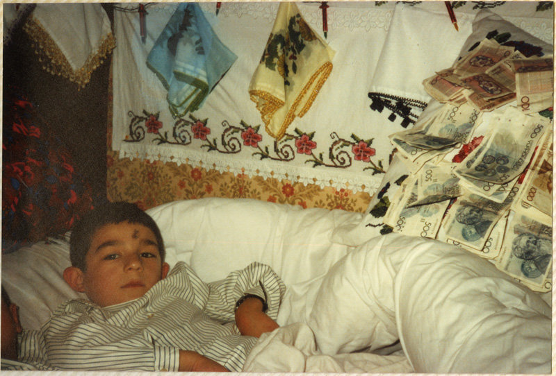 Jongen-in-bed-na-besnijdenisfeest-Gent-ca-1979