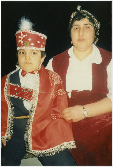 Jongen-tijdens-besnijdenisfeest-Gent-1985