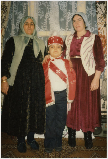 Twee-vrouwen-en-jongen-tijdens-besnijdenisfeest-Gent-1985