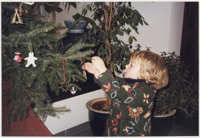 Meisje-versiert-kerstboom-Lokeren-1998