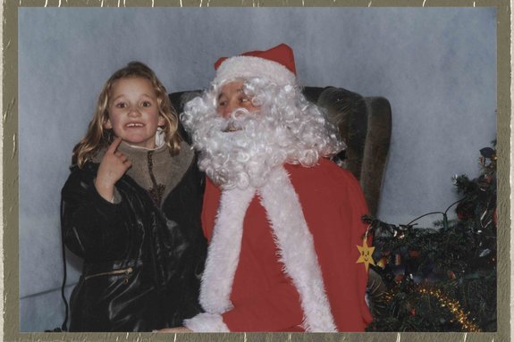 Meisje-op-schoot-bij-de-Kerstman-Izegem-ca-1998