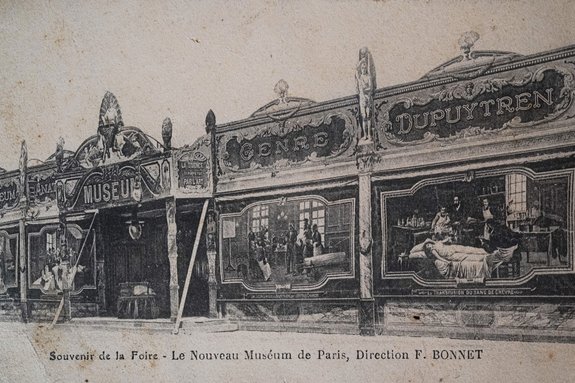 Prentbriefkaart-Le-nouveau-museum-de-Paris-Direction-F-Bonnet-Collectie-Bart-G-Moens