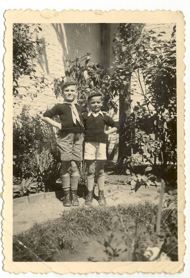 Twee-jonge-Wolfjes-der-Klauwaards-in-scoutsuniform-1949