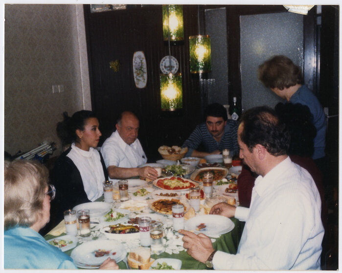 Familie-rond-de-tafel-Istanbul-1986