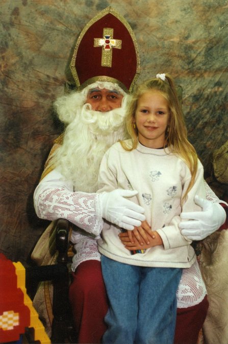 College Aanvrager Antecedent Meisje bij Sinterklaas, 1997 | Huis van Alijn