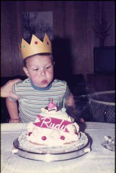 Jongen-Rudy-met-kroon-blaast-verjaardagskaarsjes-uit