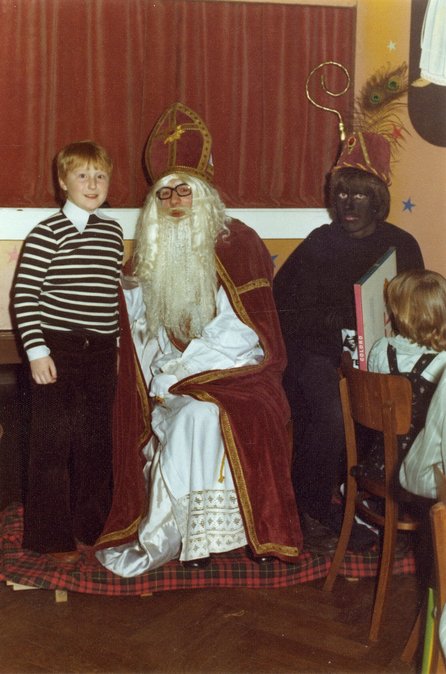 duizend deed het Hubert Hudson Jongen bij Sinterklaas en Zwarte Piet, 1976 | Huis van Alijn